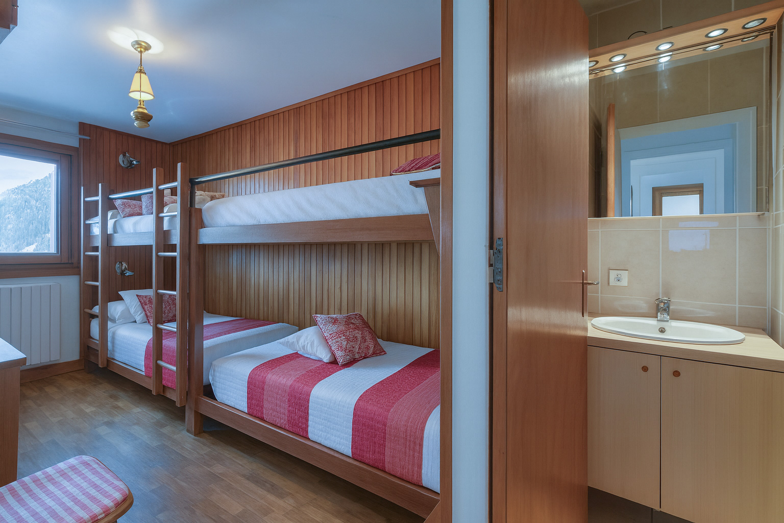 Courchevel, Les 3 Vallées apartment for sale - Courchevel | Exceptional 2-Bedroom Ski-In/Ski-Out Apartment with Garage - gallery image 2