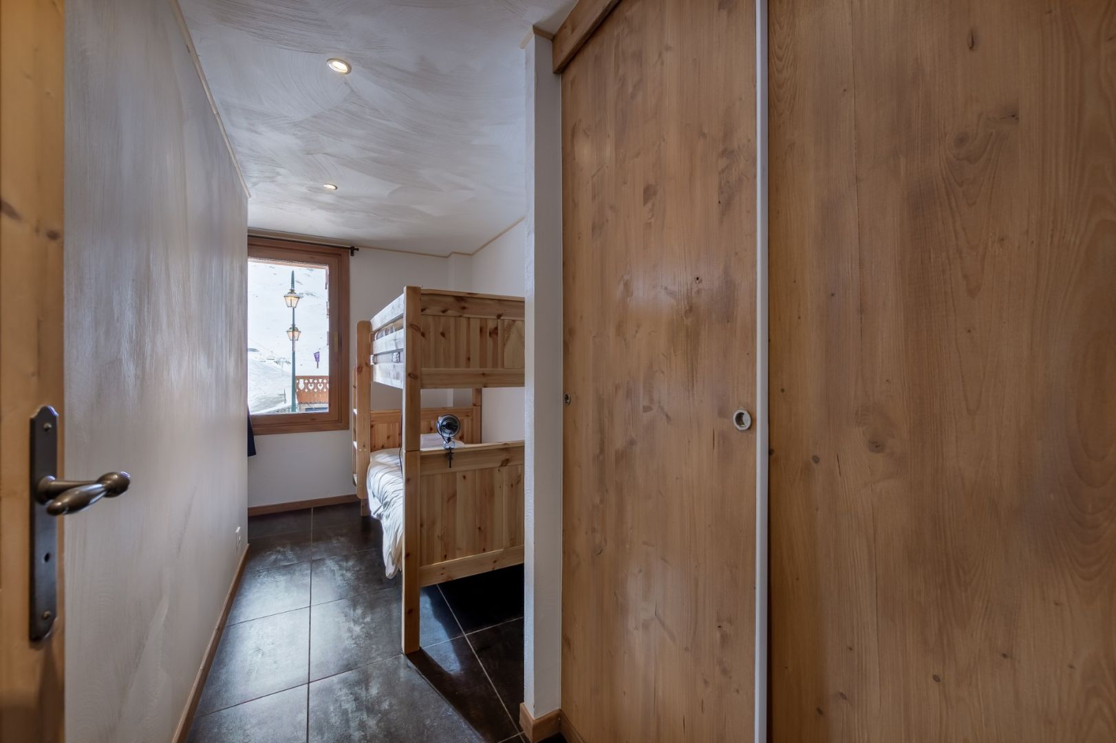 Val Thorens, Les 3 Vallées apartment for sale - Val Thorens | Premium 1-Bedroom Ski-In/Ski-Out Apartment in Resort Centre - gallery image 3